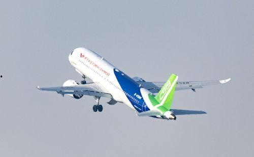 国产飞机穿越迪拜视频,见证中国航空工业的飞跃