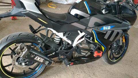 国产春风双缸250sr飙车视频,国产摩托的极速挑战